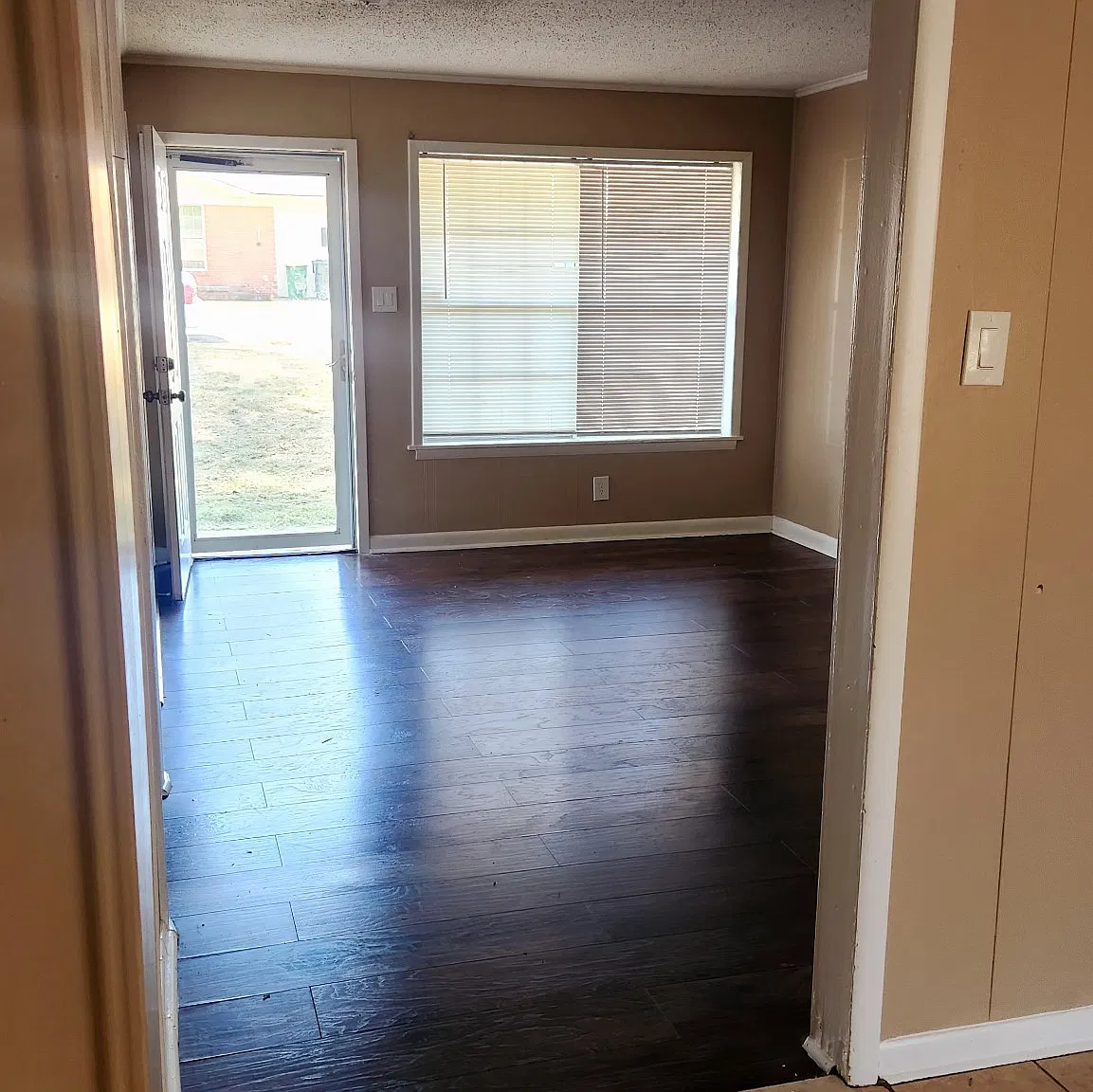 3 bed, 1.5 bath, 1292 sqft, $975 — Photo 1