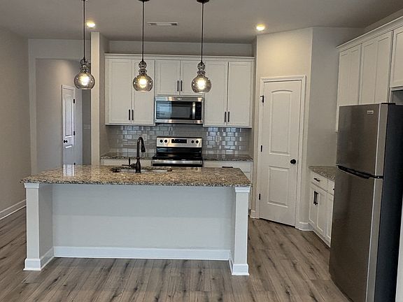4th image of 552 Medwyk Dr