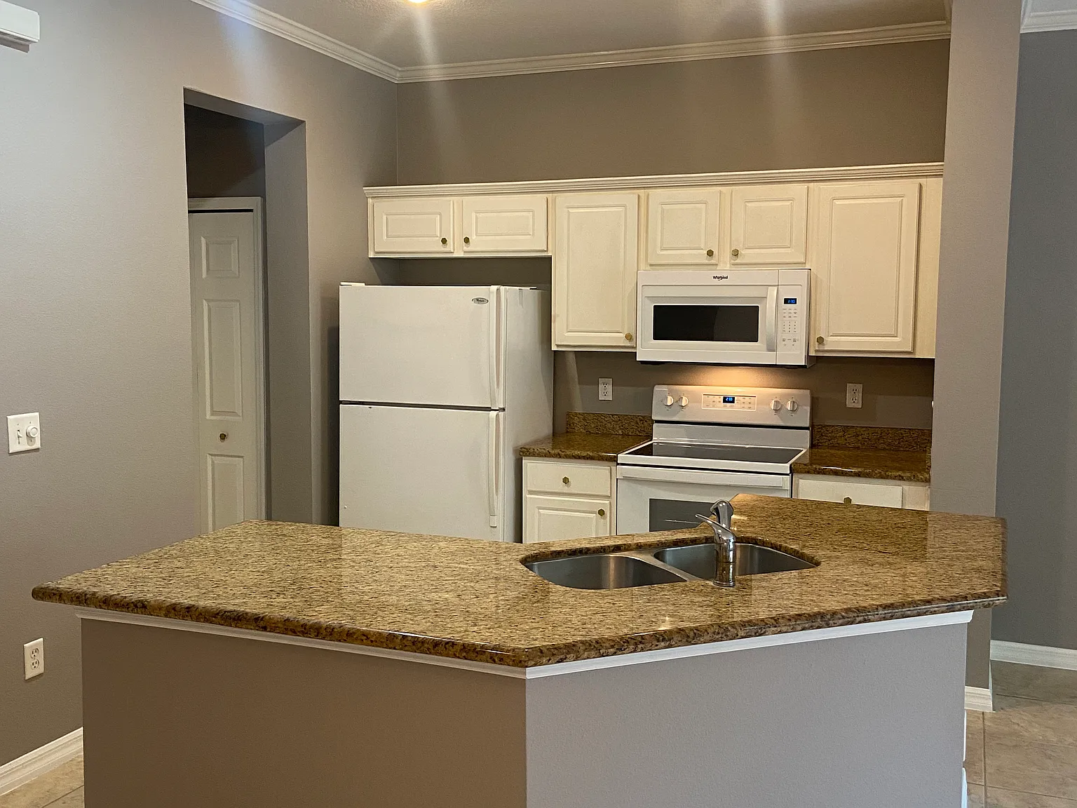 3 bed, 2.5 bath, 1856 sqft, $2,500 — Photo 4