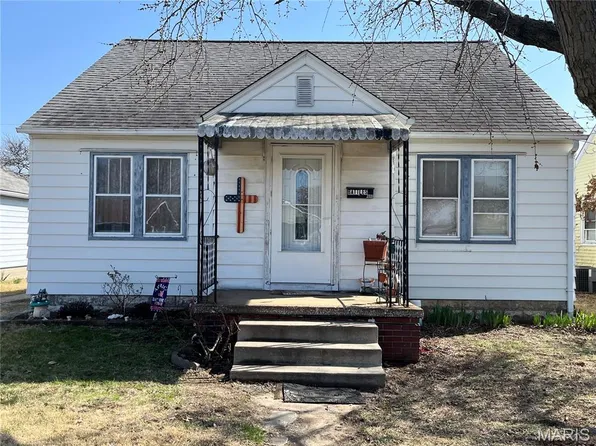 447 N 3rd St, Wood River, IL 62095