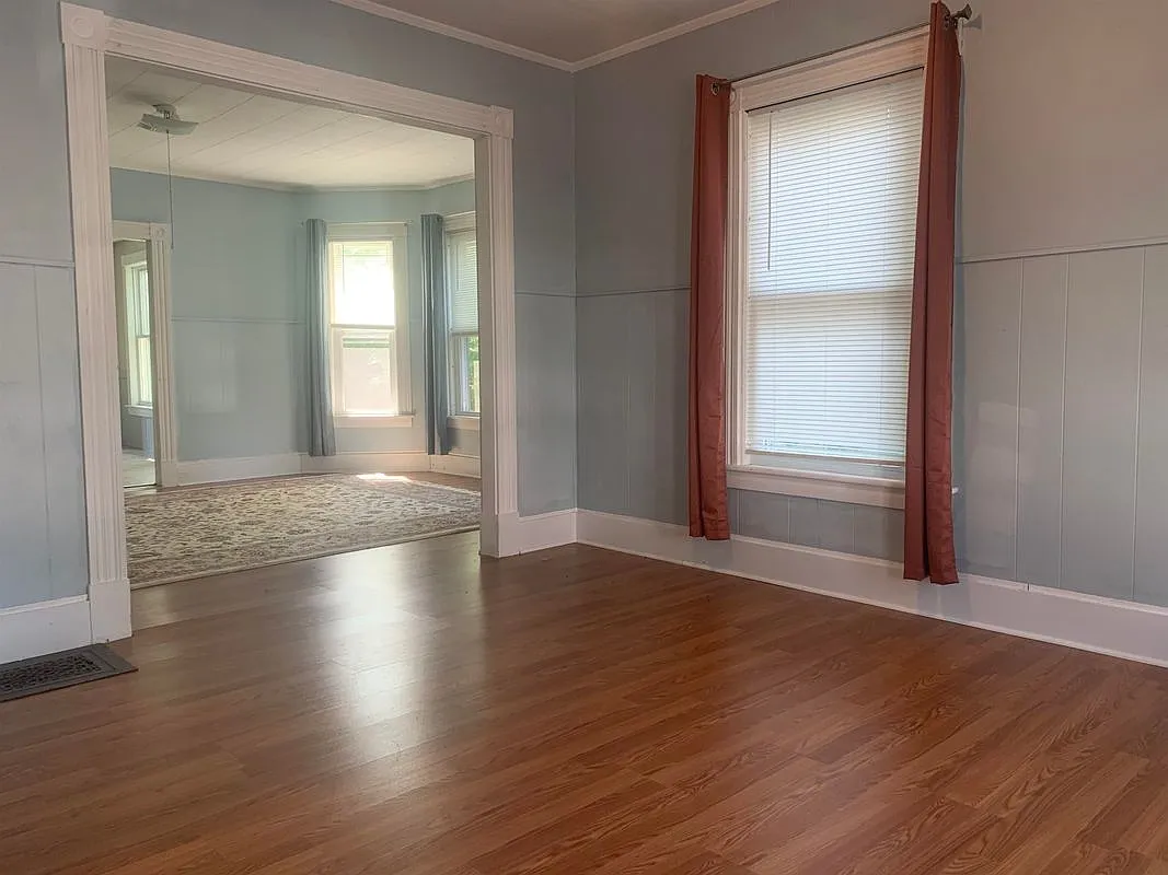 4 bed, 1.0 bath, 1900 sqft, $2,395 — Photo 2
