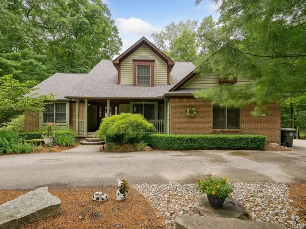 599 Nakomis Trl, Lake Orion, MI 48362