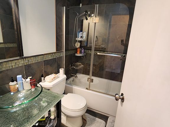 5th image of 220 Hawthorne Ct Unit A2