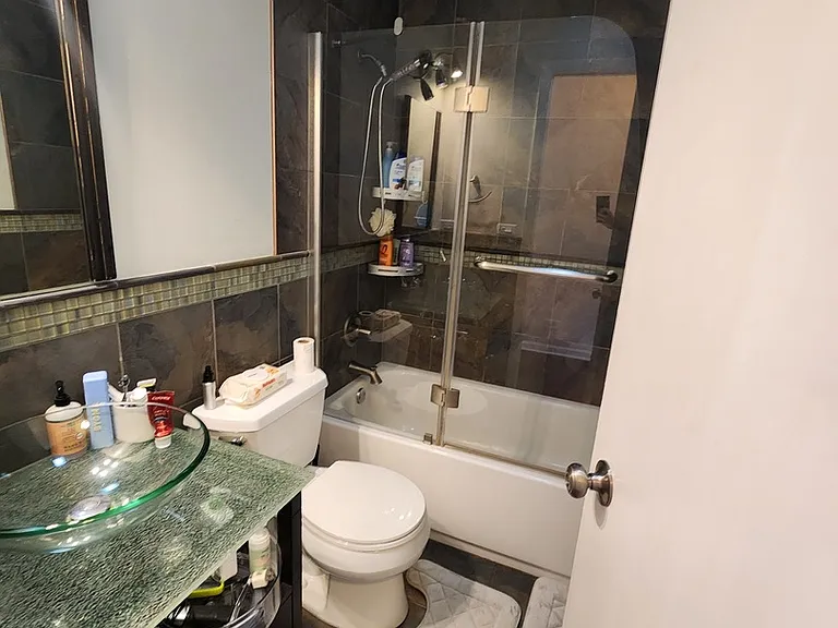 220 Hawthorne Ct #A2 — Photo 5