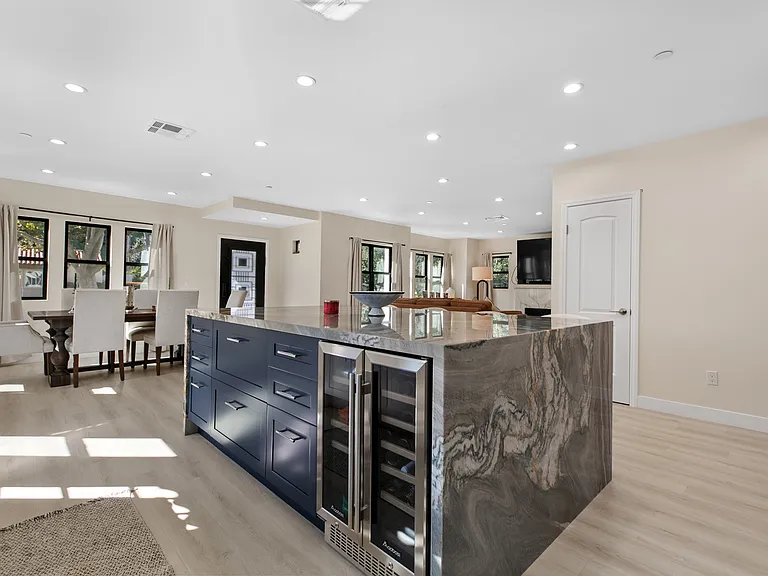 2101 E Glenoaks Blvd — Photo 9