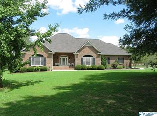 56 Village Dr, Hartselle, AL 35640