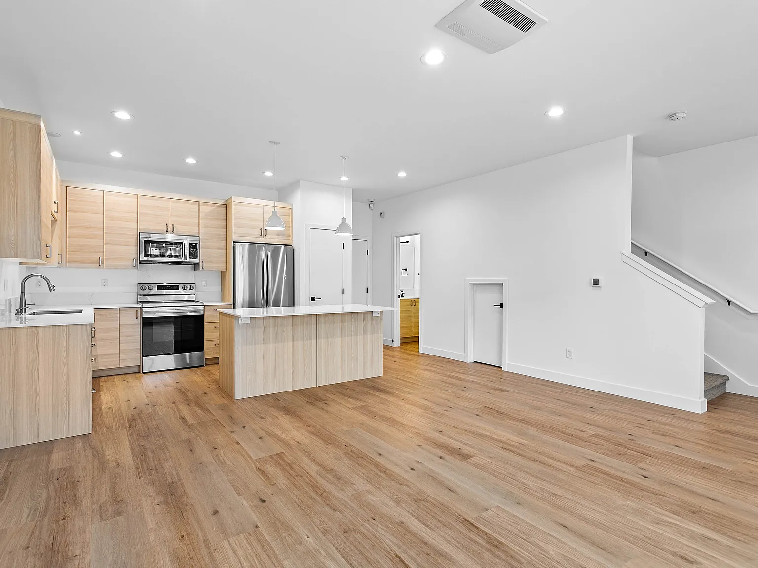 3 bed, 2.5 bath, 1661 sqft, $2,975 — Photo 2