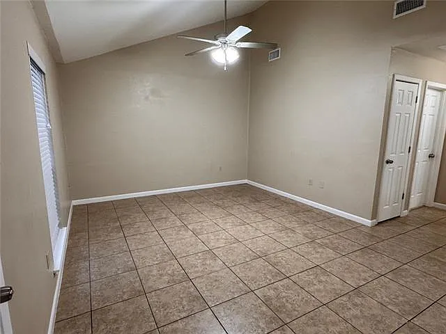 2 bed, 1.5 bath, 850 sqft, $1,070 — Photo 4