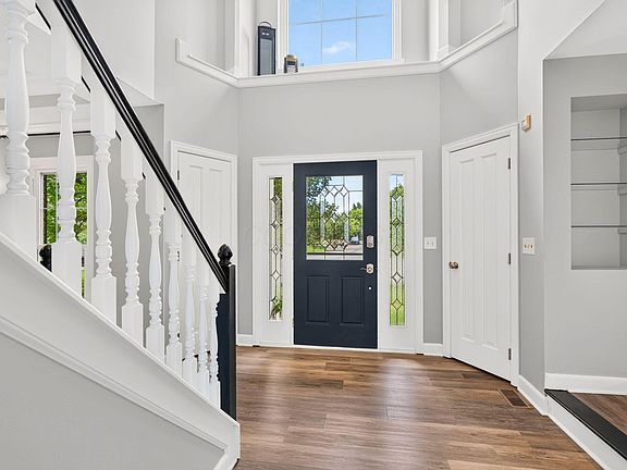5th image of 230 Cavenaugh Ct