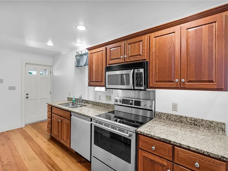 2408 Applewood Dr — Photo 9