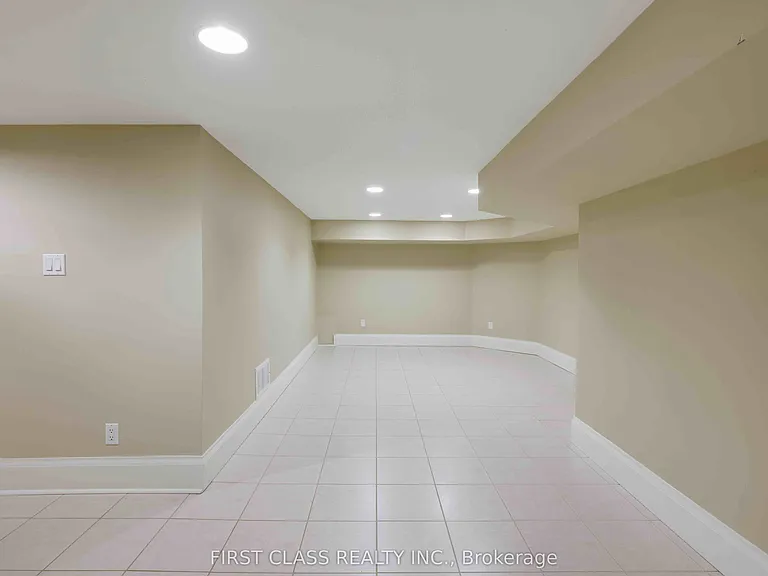 80 Douglas Dr — Photo 31