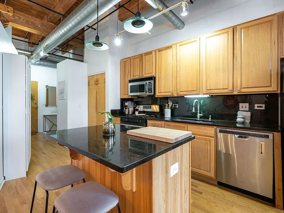 1740 N Maplewood Ave #207