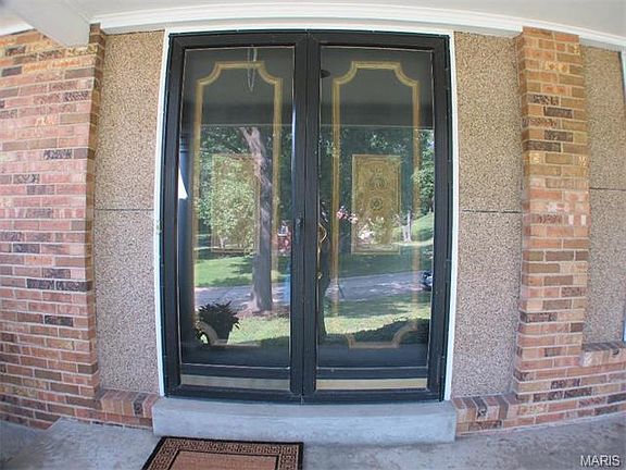 4th image of 9834 Surrey Ln