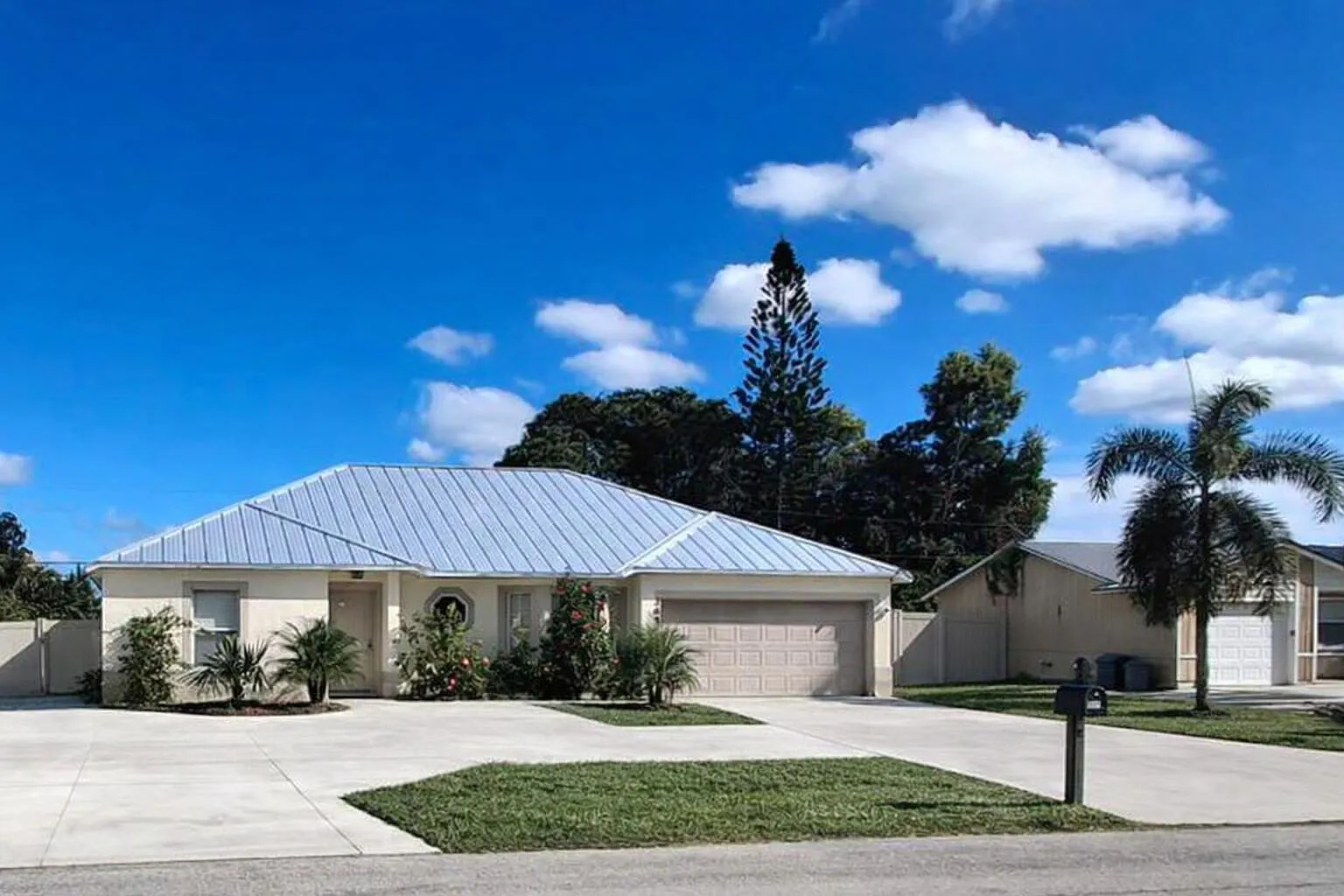 4 bed, 2.0 bath, 1714 sqft, $4,000 — Photo 1