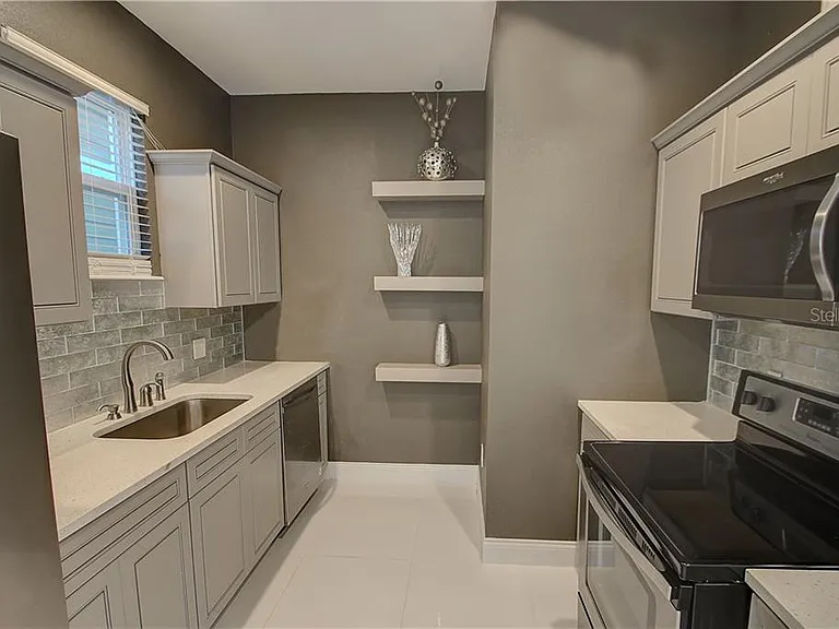 800 E Jefferson St — Photo 5