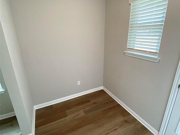 5th image of 912 Main St