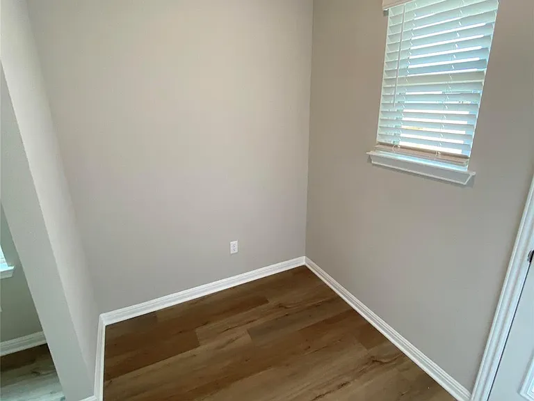 912 Main St — Photo 5