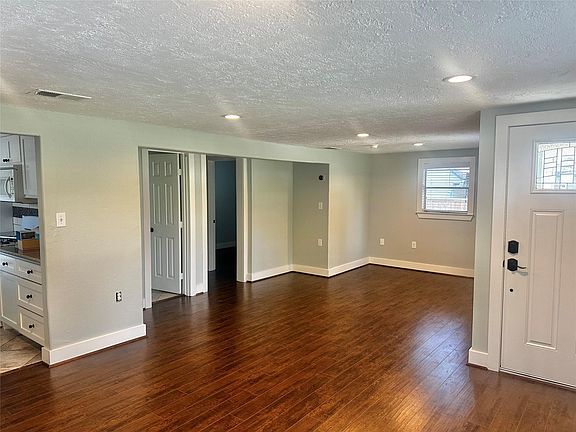 5th image of 202 Fannin St