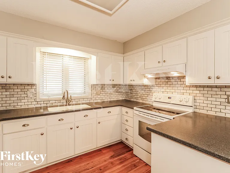 804 NE Karapat Dr — Photo 7
