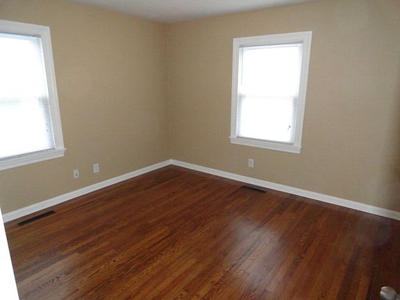 4th image of 3411 Hawthorne Dr