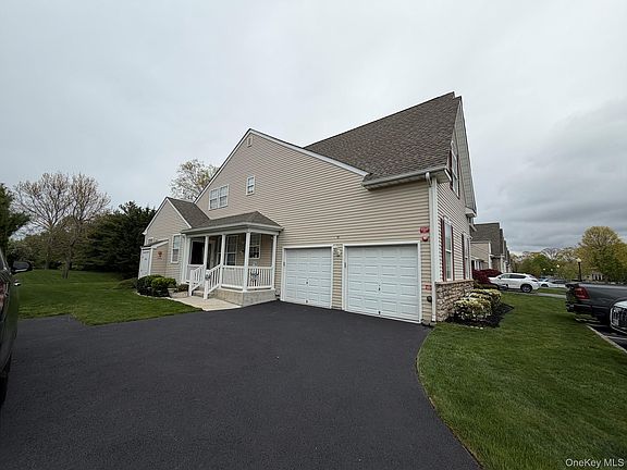 2nd image of 19 Meadow Pond Circle