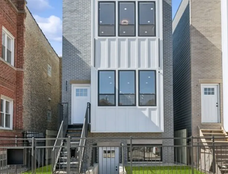 1052 N Central Park Ave #1 — Photo 2