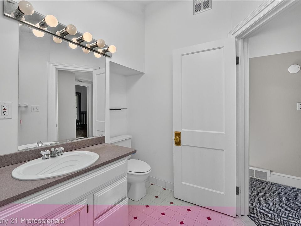 234 N Rogers St, photo 29