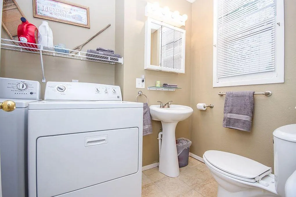 3 bed, 1.5 bath, 1358 sqft, $1,700 — Photo 2