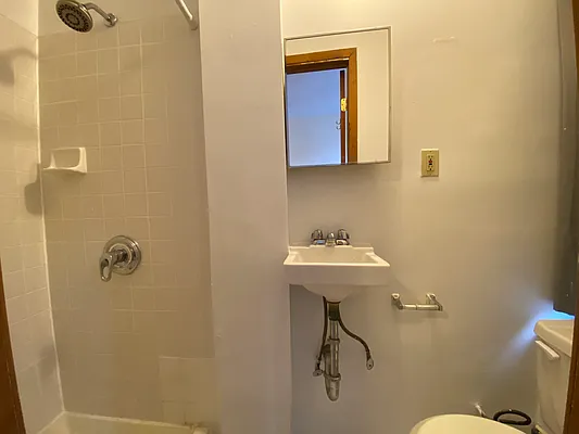 Rented by AZ REALTY NYC LLC | media 9