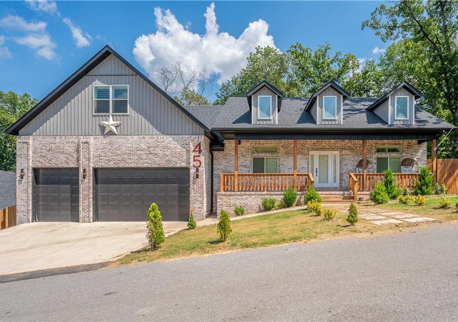 Remarkable 4 bed 4 bath w/ walkout basement in Bella Vista — Photo 1