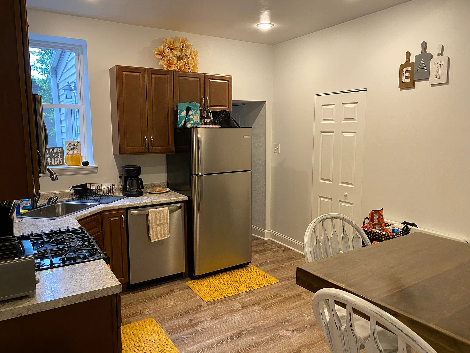 3 bed, 2.5 bath, 1352 sqft, $2,025 — Photo 2