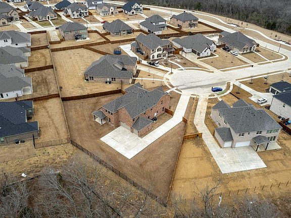4th image of 310 Greystone Ct