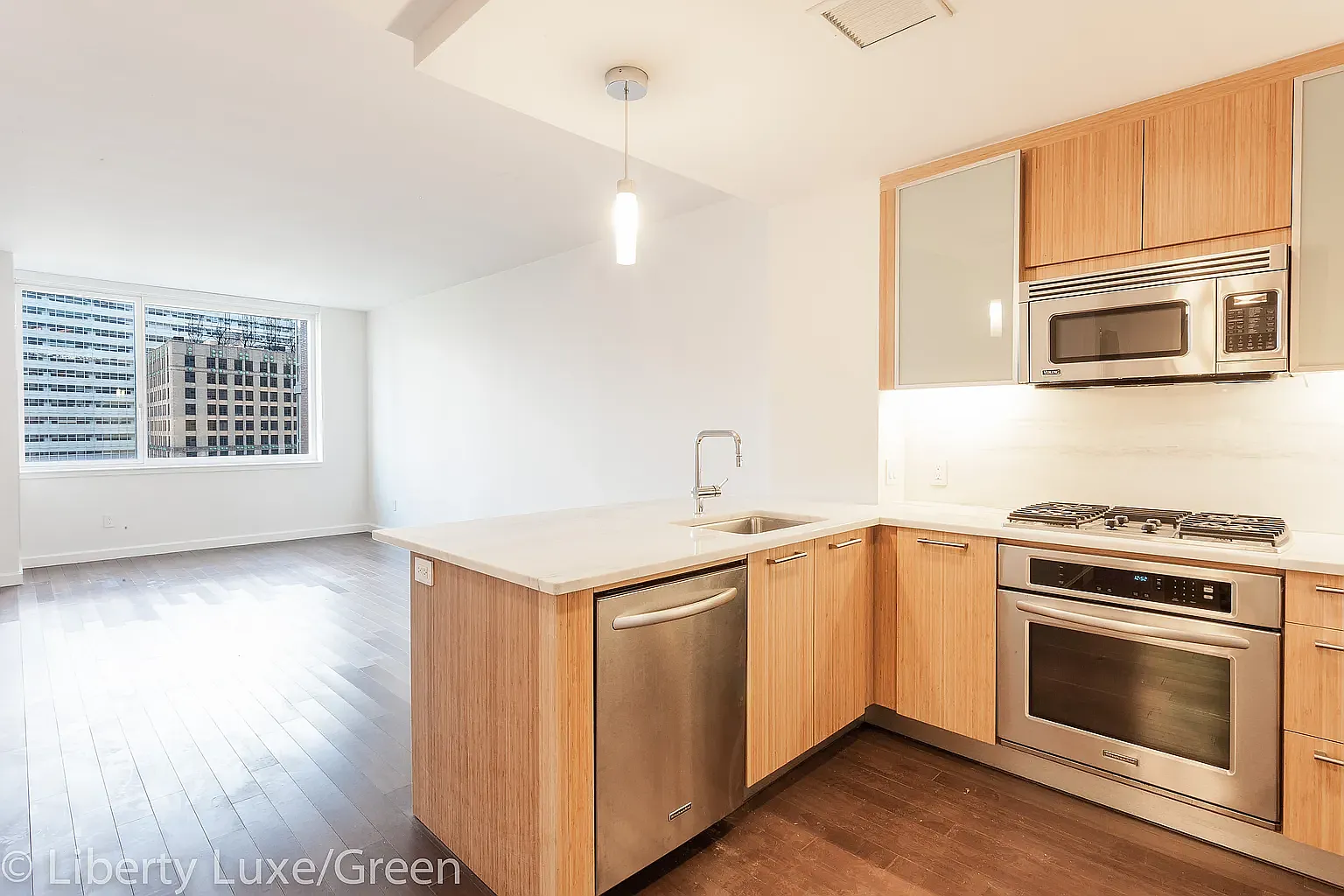 200 North End Avenue — Photo 1