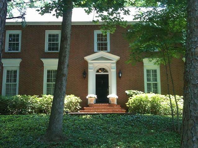 Beautiful Colonial in heart of Vinings