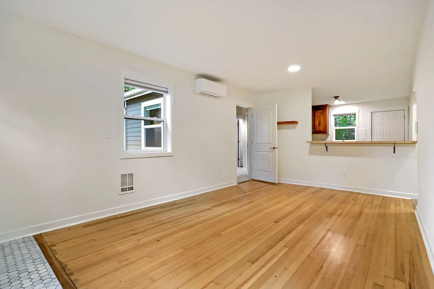 3 bed, 2.0 bath, 1100 sqft, $2,529 — Photo 2