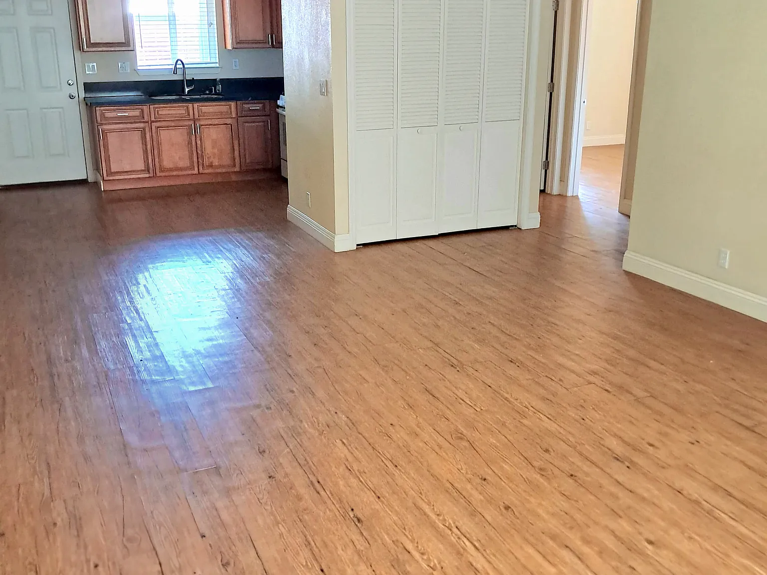 2/1 duplex with open floorplan, central hea — Photo 3