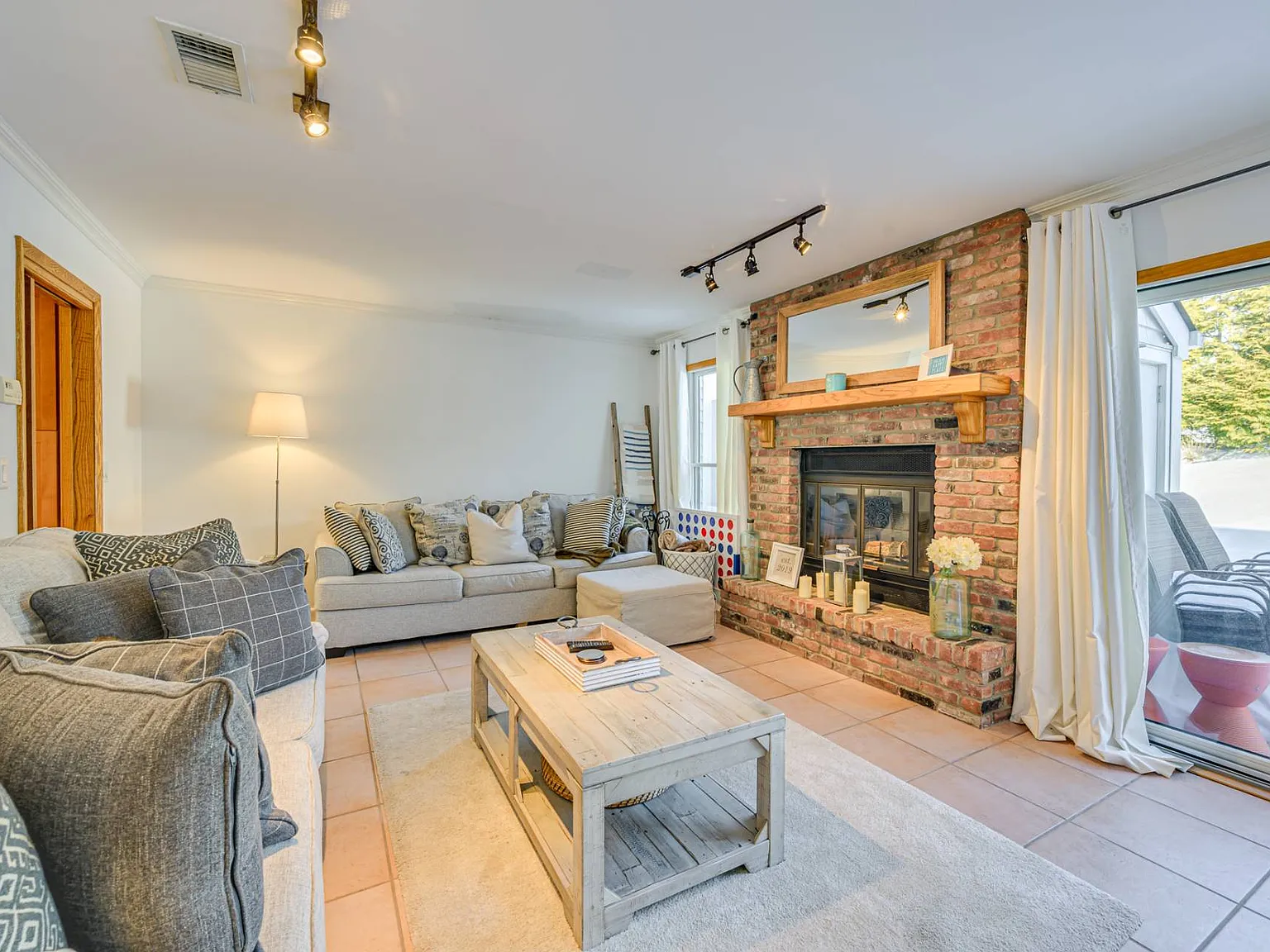 Charming Summer Rental in Southampton Commons — Photo 2