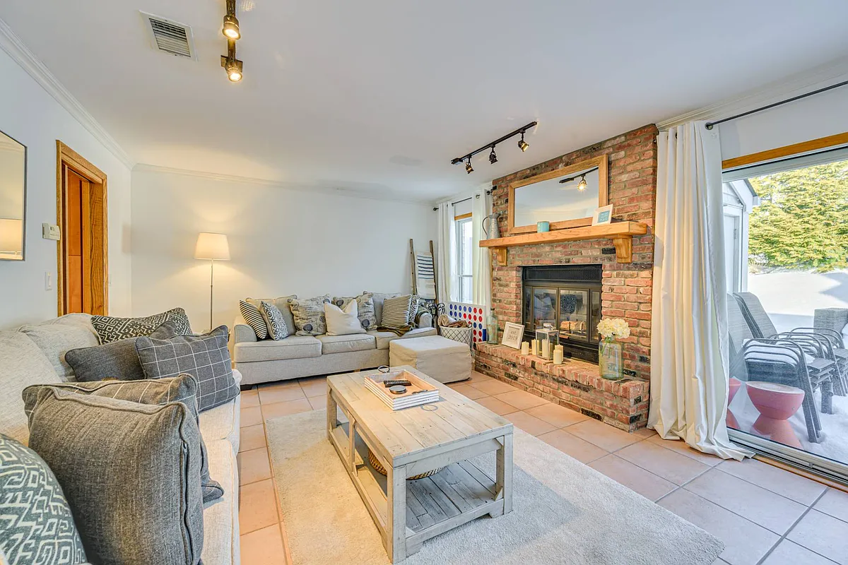 Building Photo - 50 Hubbard Ln #37