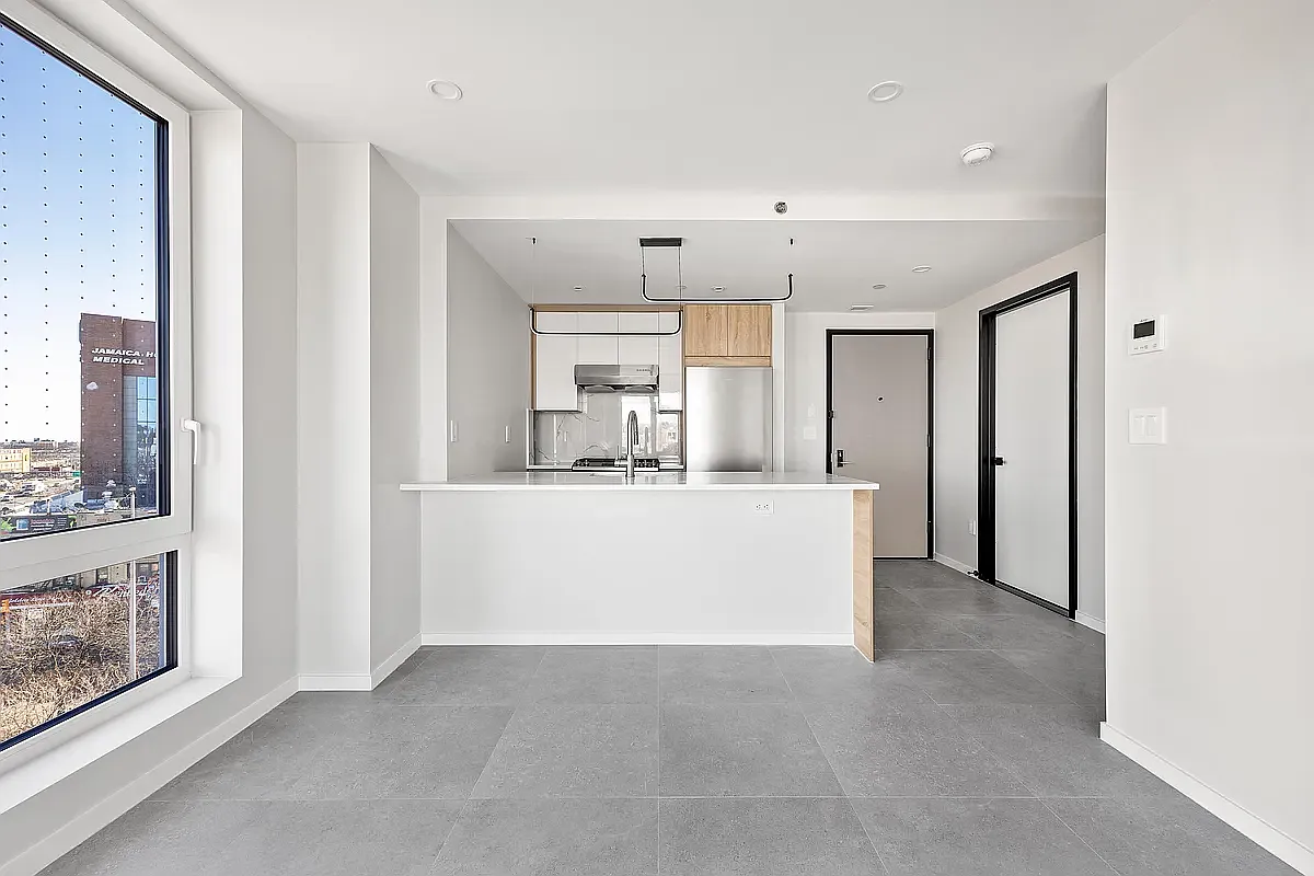 Building Photo - 13277 Metropolitan Ave #5F