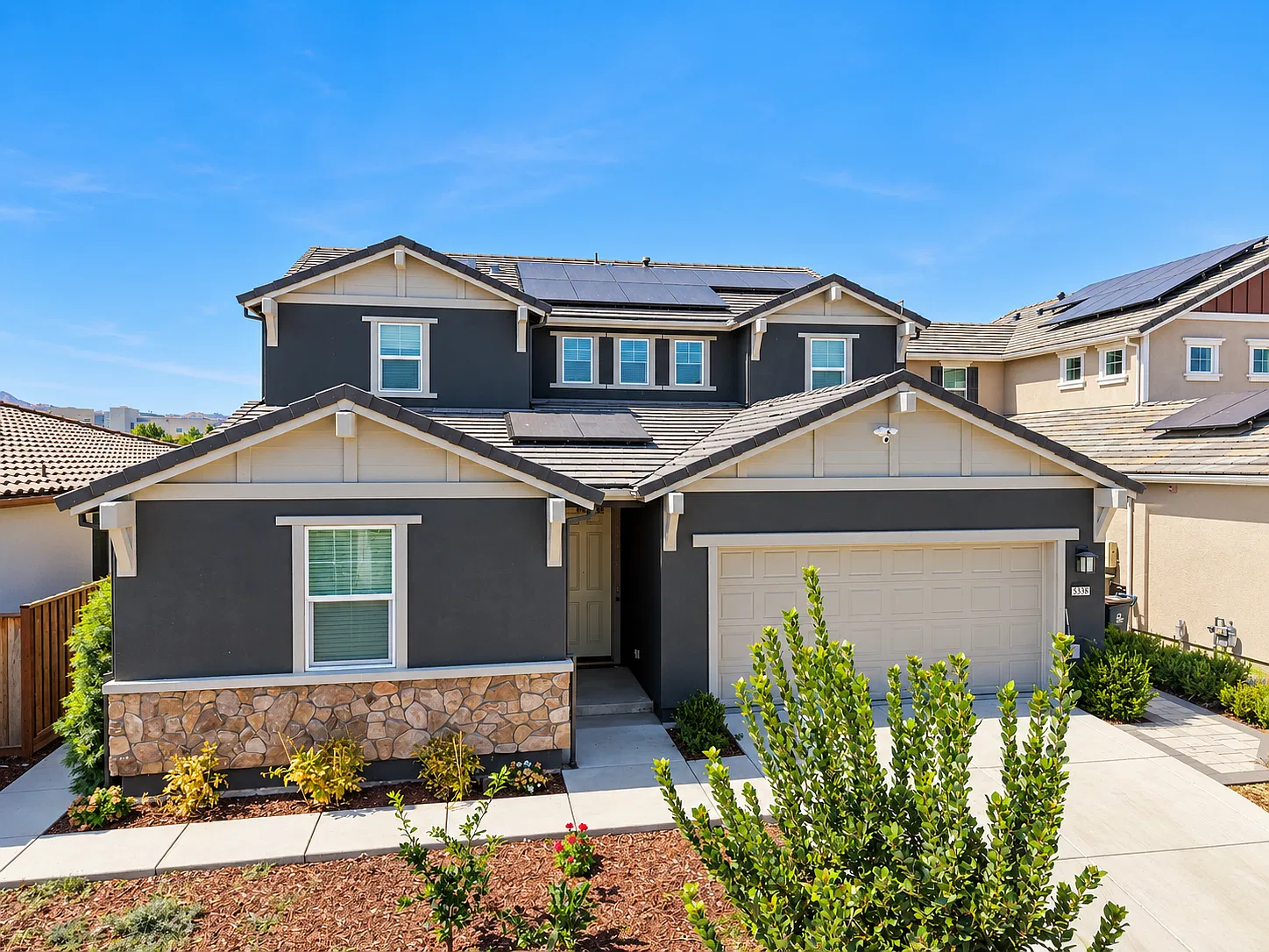 3 bed, 2.5 bath, 2500 sqft, $3,600 — Photo 2