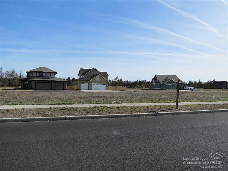 2nd image of 964 NW Rimrock Dr