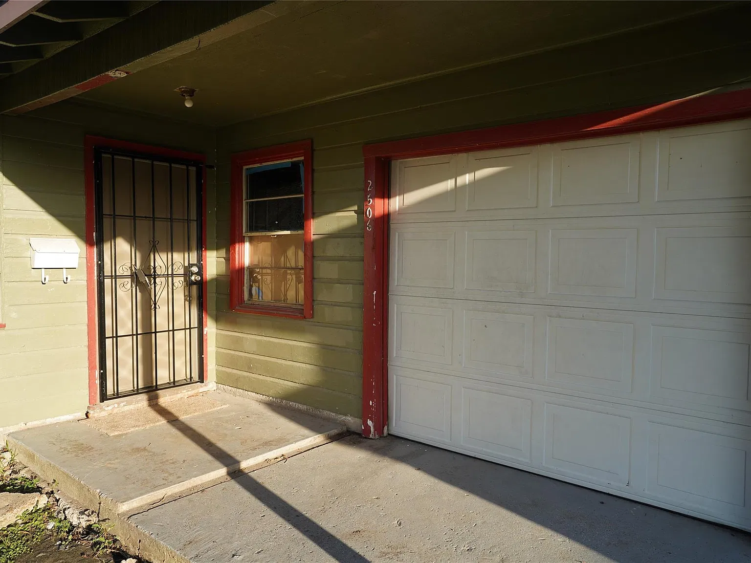 3 bed, 1.0 bath, 994 sqft, $1,399 — Photo 2