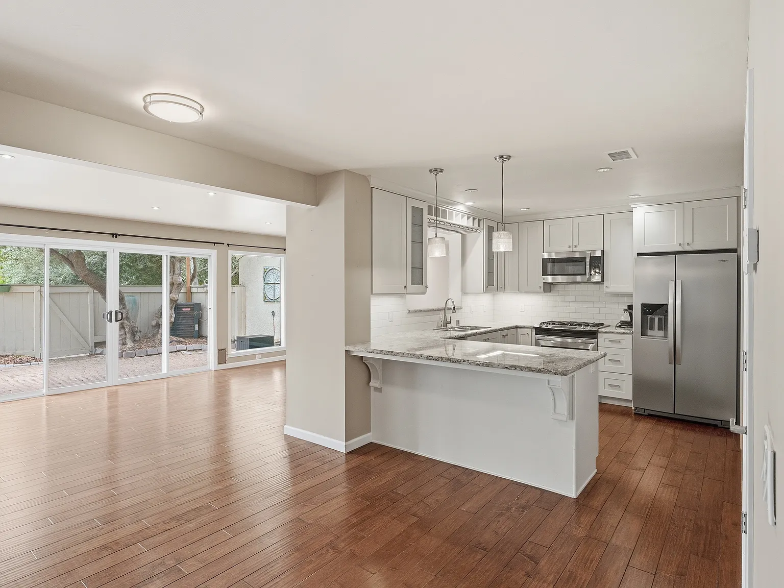 3 bed, 2.5 bath, 1702 sqft, $4,650 — Photo 2