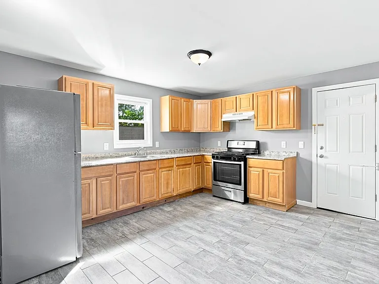 165 Central Pl — Photo 1
