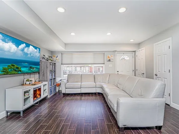 69 Rolling Hill Green image 2 of 30