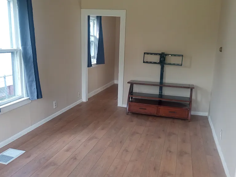 1717 E Elza Ave — Photo 3