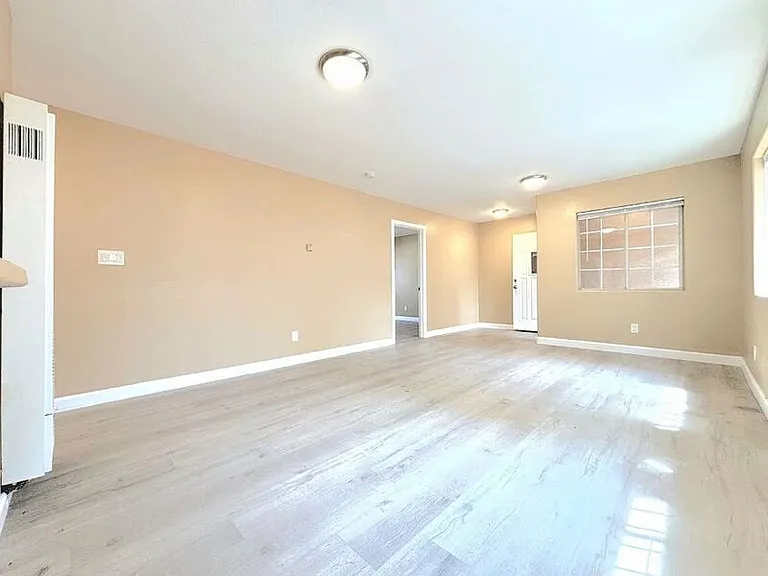 1385 E Vernon Ave — Photo 3