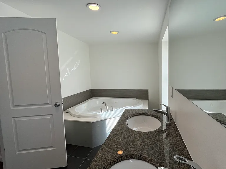 115 W Allen St — Photo 15