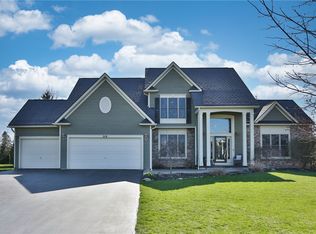 219 Gallant Fox Ln, Webster, NY 14580