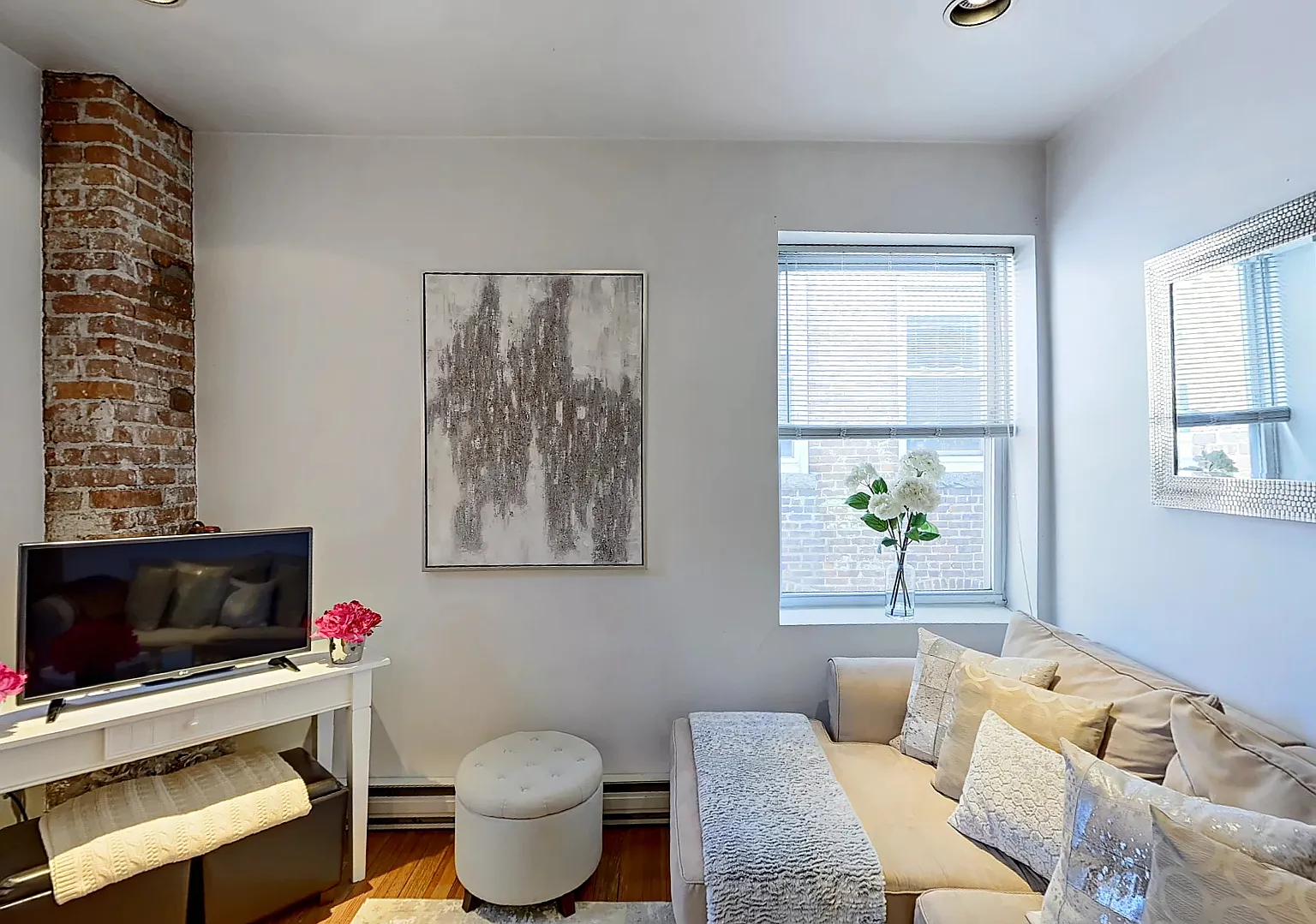 2 bed, 999 sqft, $3,695 — Photo 1